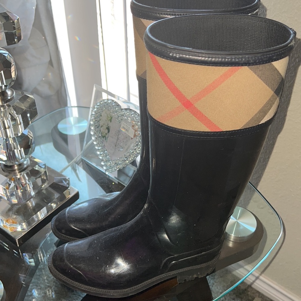 Burberry Rain boots 👢 size 7 run true to size